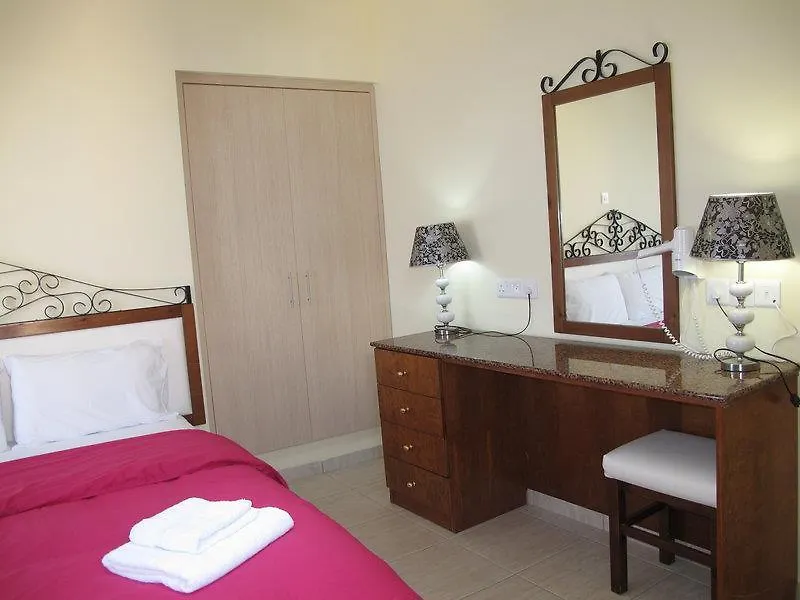 Mackenzie Beach Hotel لارنكا