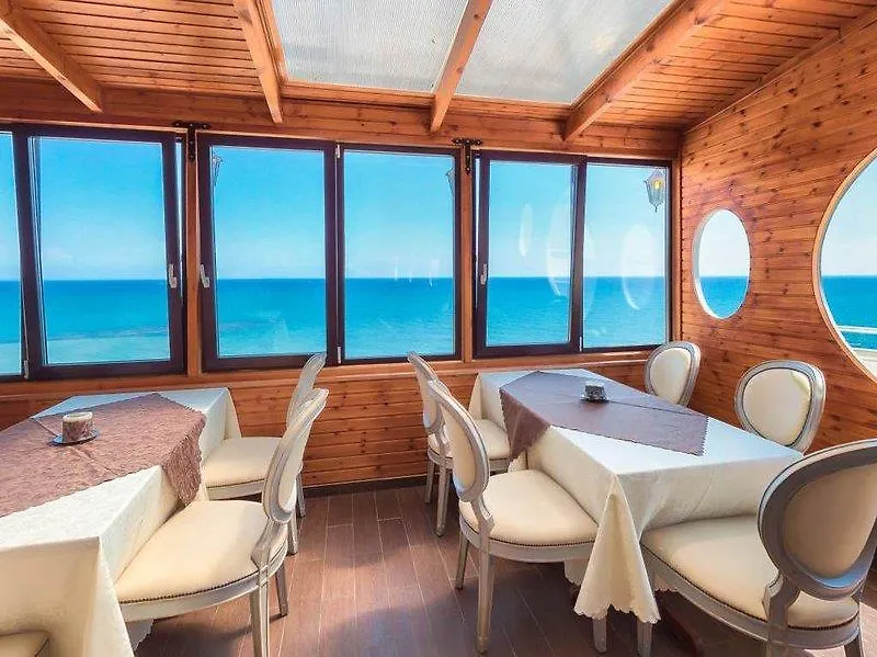 Mackenzie Beach Hotel لارنكا