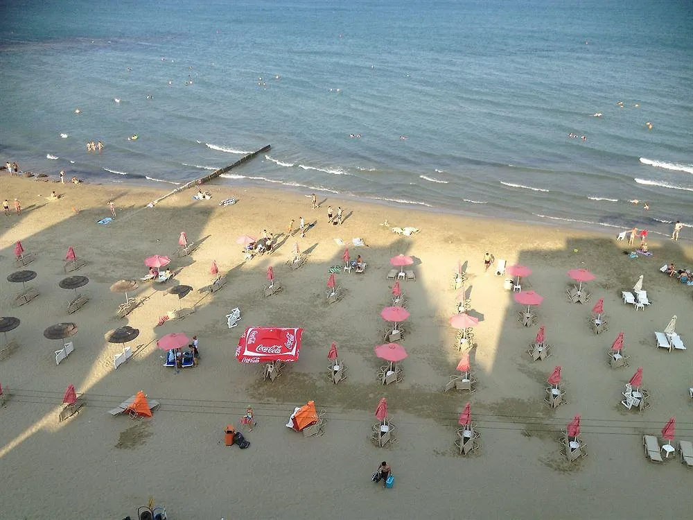 Mackenzie Beach Hotel لارنكا قبرص
