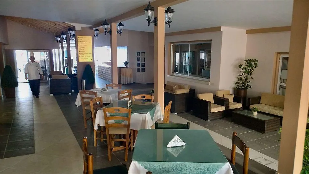 Mackenzie Beach Hotel لارنكا قبرص