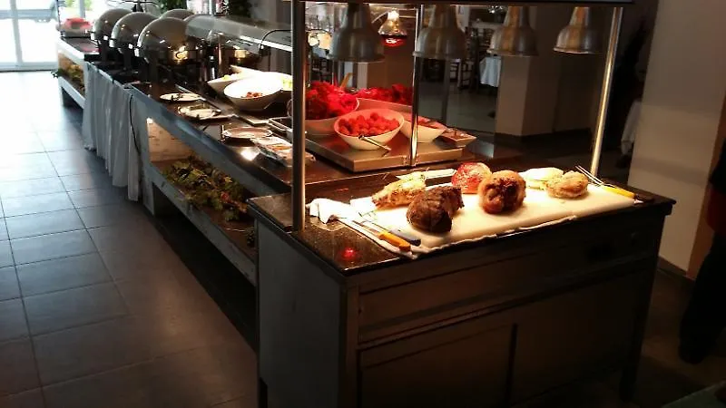 **  Mackenzie Beach Hotel لارنكا قبرص