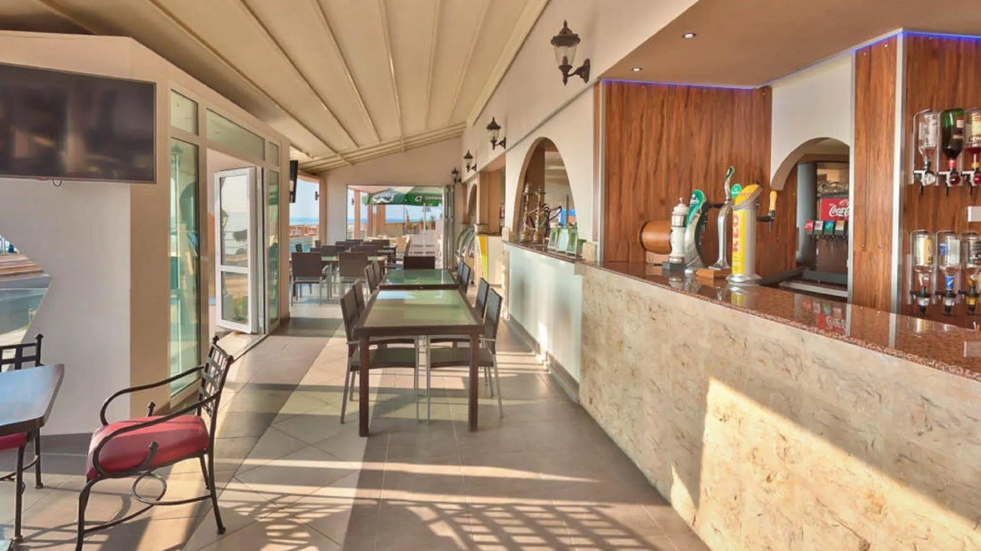 Mackenzie Beach Hotel لارنكا 2*,