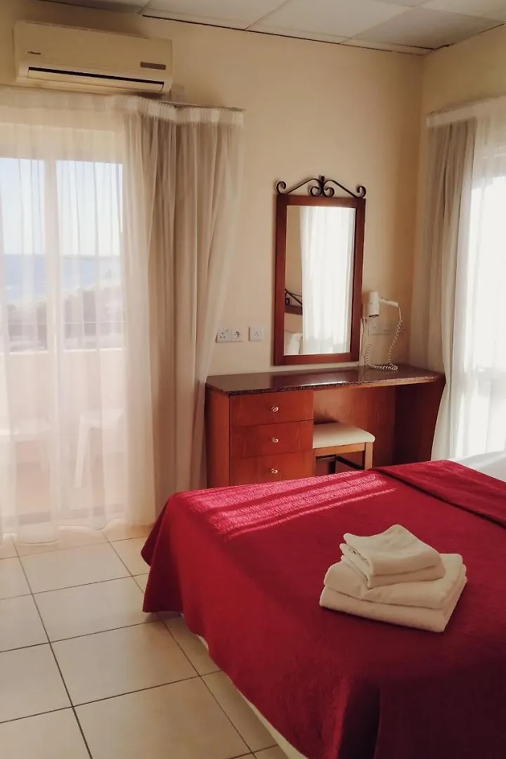 Mackenzie Beach Hotel لارنكا 2*,