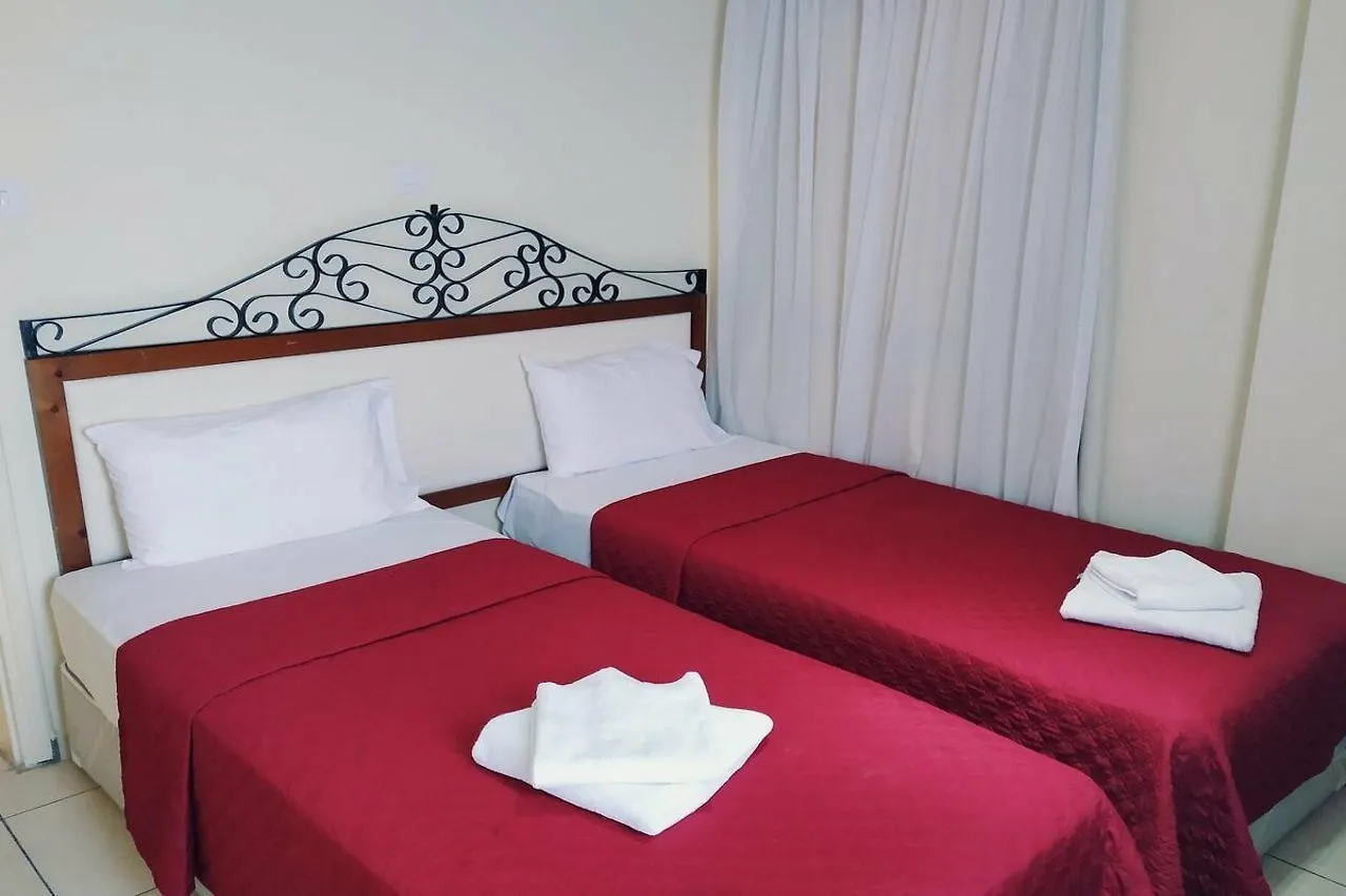 **  Mackenzie Beach Hotel لارنكا قبرص